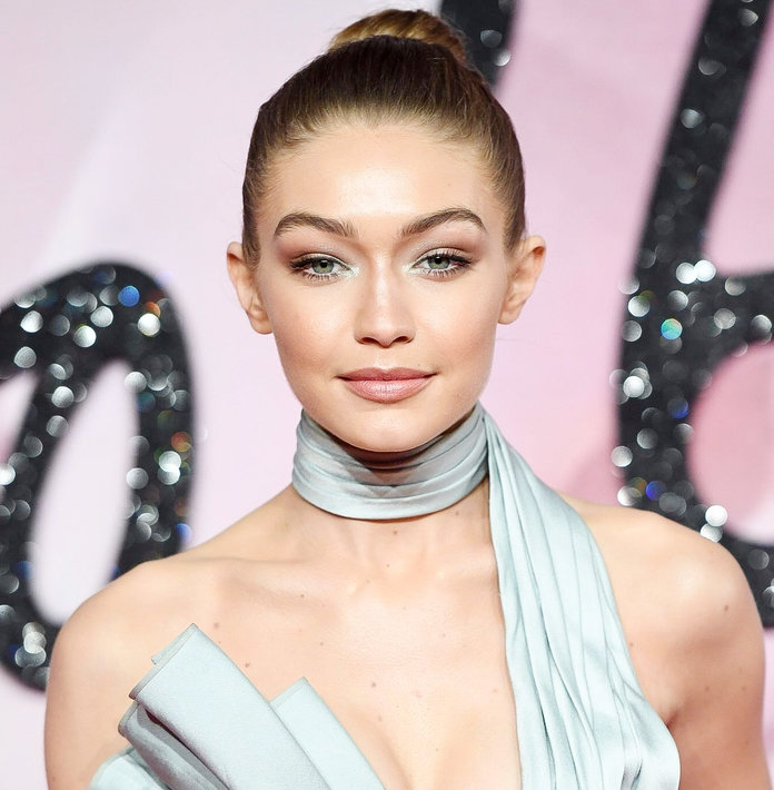 Gigi Hadid IMITATES Zayn’s British Accent & You have to Hear It Gigi Hadid IMITATES Zayn’s British Accent & You have to Hear It