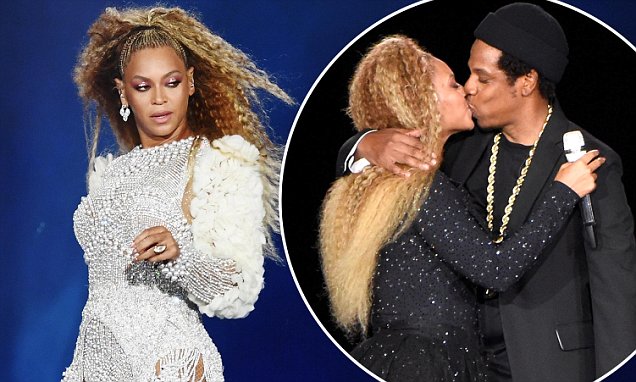 Beyonce and Jay Z share a kiss on stage after their New Jersey concert was delayed Beyonce and Jay Z share a kiss on stage after their New Jersey concert was delayed