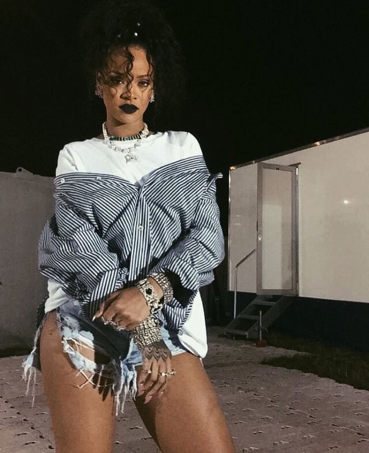 9 Times Rihanna Broke Fashion Rules and Inspired Us to do the Same 9 Times Rihanna Broke Fashion Rules and Inspired Us to do the Same