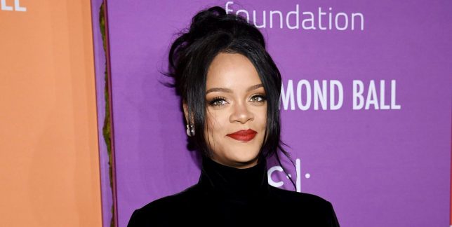 Rihanna fuels Pregnancy Rumors for Purposely hiding her stomach in Instagram Posts! Rihanna fuels Pregnancy Rumors for Purposely hiding her stomach in Instagram Posts!